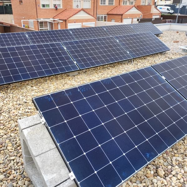 Instalación de placas solares con batería de almacenamiento