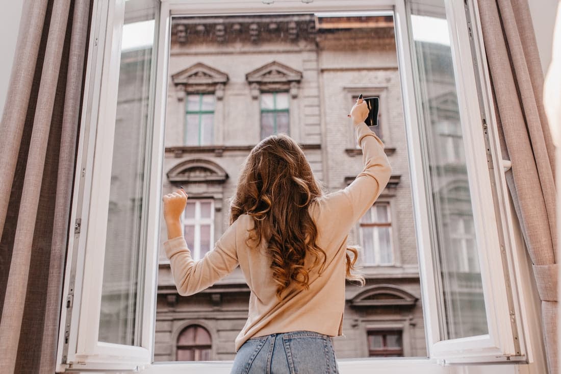 Ventana nueva con su sistema de apertura en una vivienda